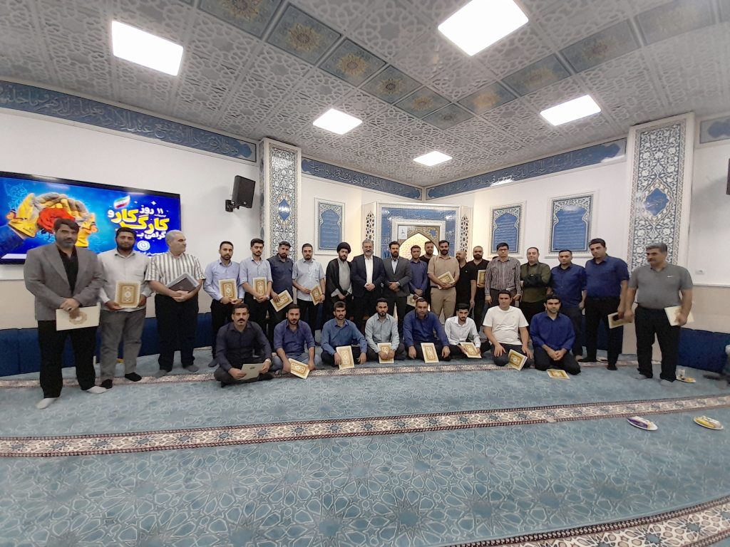 آیین تجلیل از کارگران نمونه و بازنشستگان اخیر شرکت برگزار شد آیین تجلیل از کارگران نمونه و بازنشستگان اخیر شرکت برگزار شد